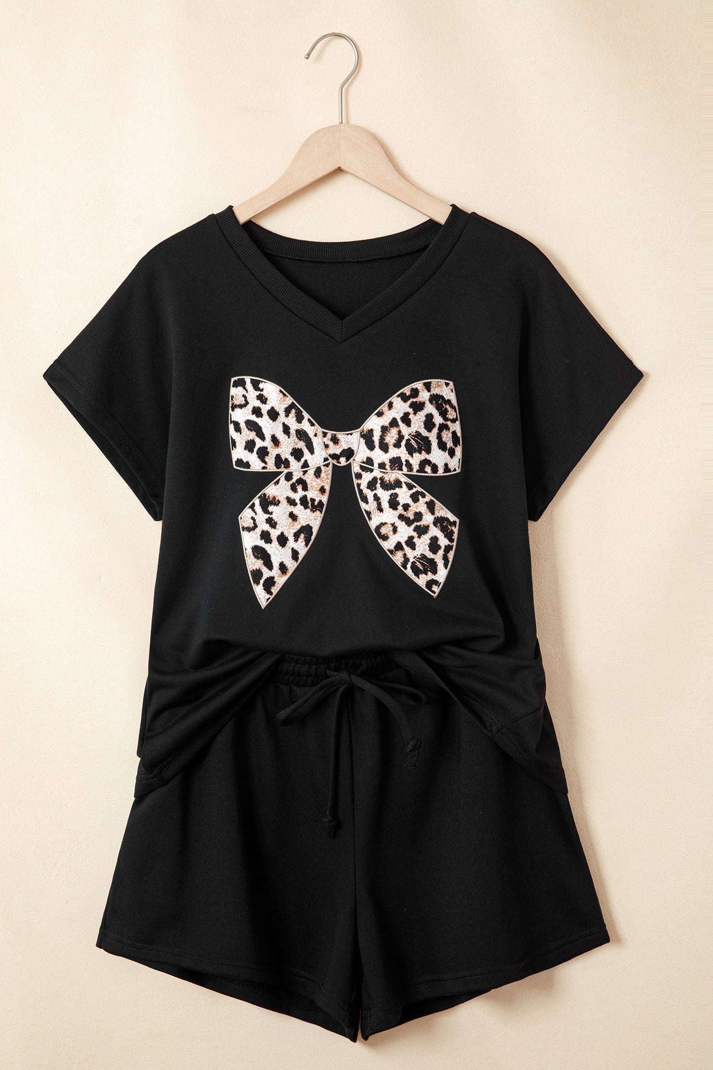 White Contrast Leopard Bow Patched V Neck Loose Tee Drawstring Shorts 2pcs Outfit